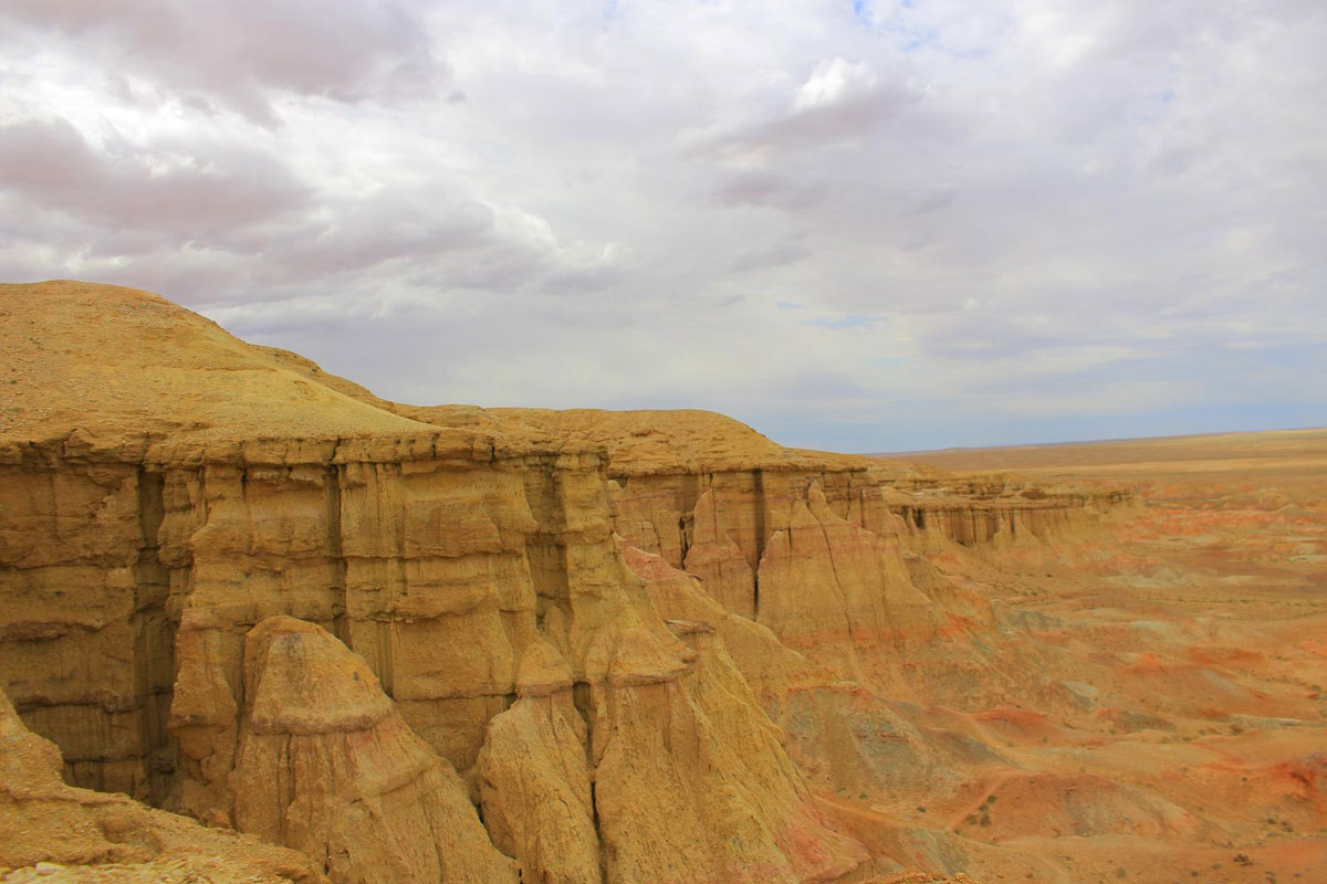 Tsagaan suvraga and Del uul